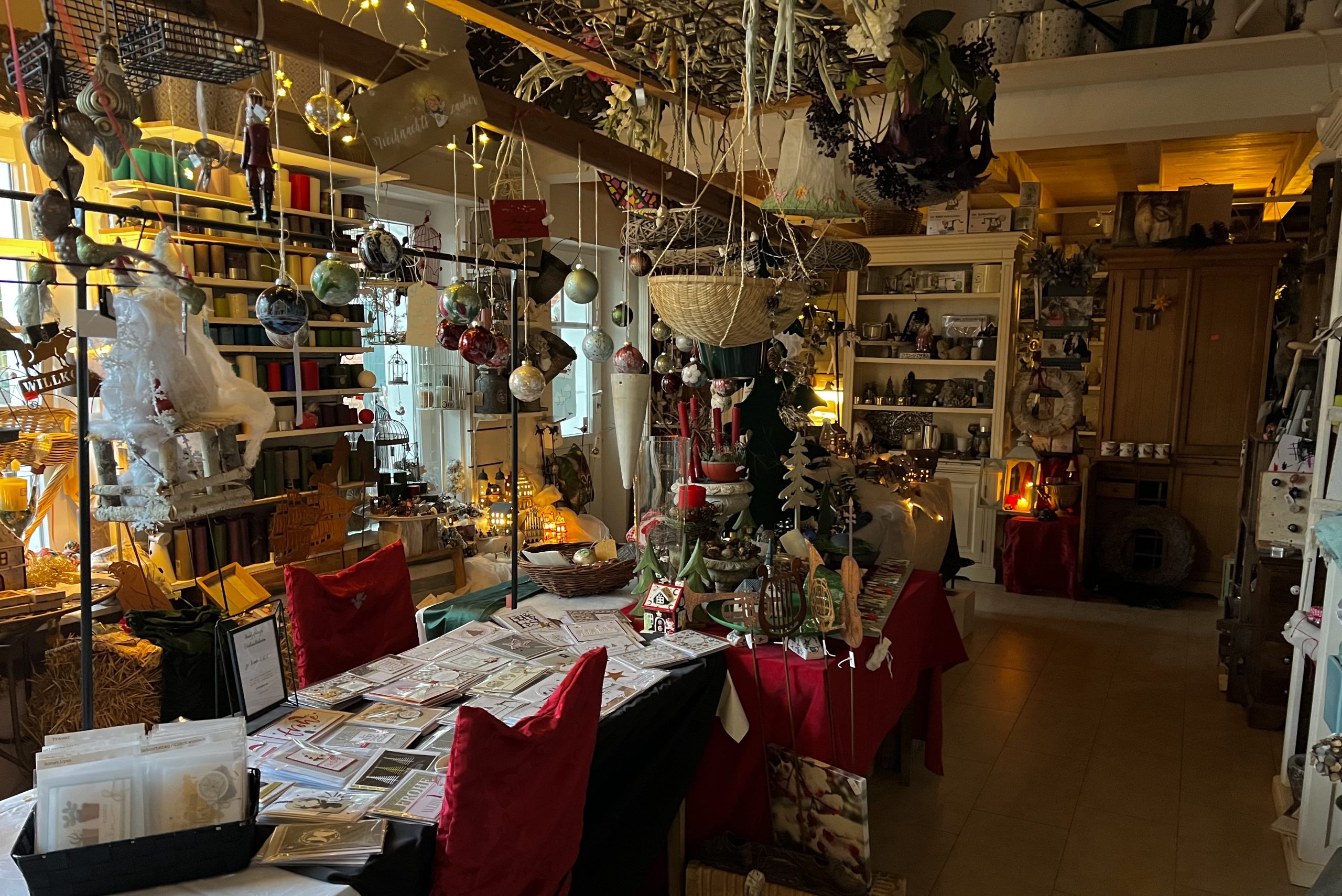 Ein Ausflugsziel für Norddeutschland ist Garten und Kunst de Wolff mit einem Laden, einen Flohmarkt, Dekoscheunen und einen 15 000 qm großen Ideengarten, Zukunftsgarten und Lehrgarten, für viele auch ein Impulsgarten und für Künstler 7 Kunstaussteller ein Schaugarten. Damit ein sehenswertes Ausflugsziel in Ostfriesland, an der Nordsee Norddeutschland direkt am Wasser. Der Garten von Garten und Kunst de Wolff ist ein Ausflugsziel in Ostfriesland an der Nordseeküste