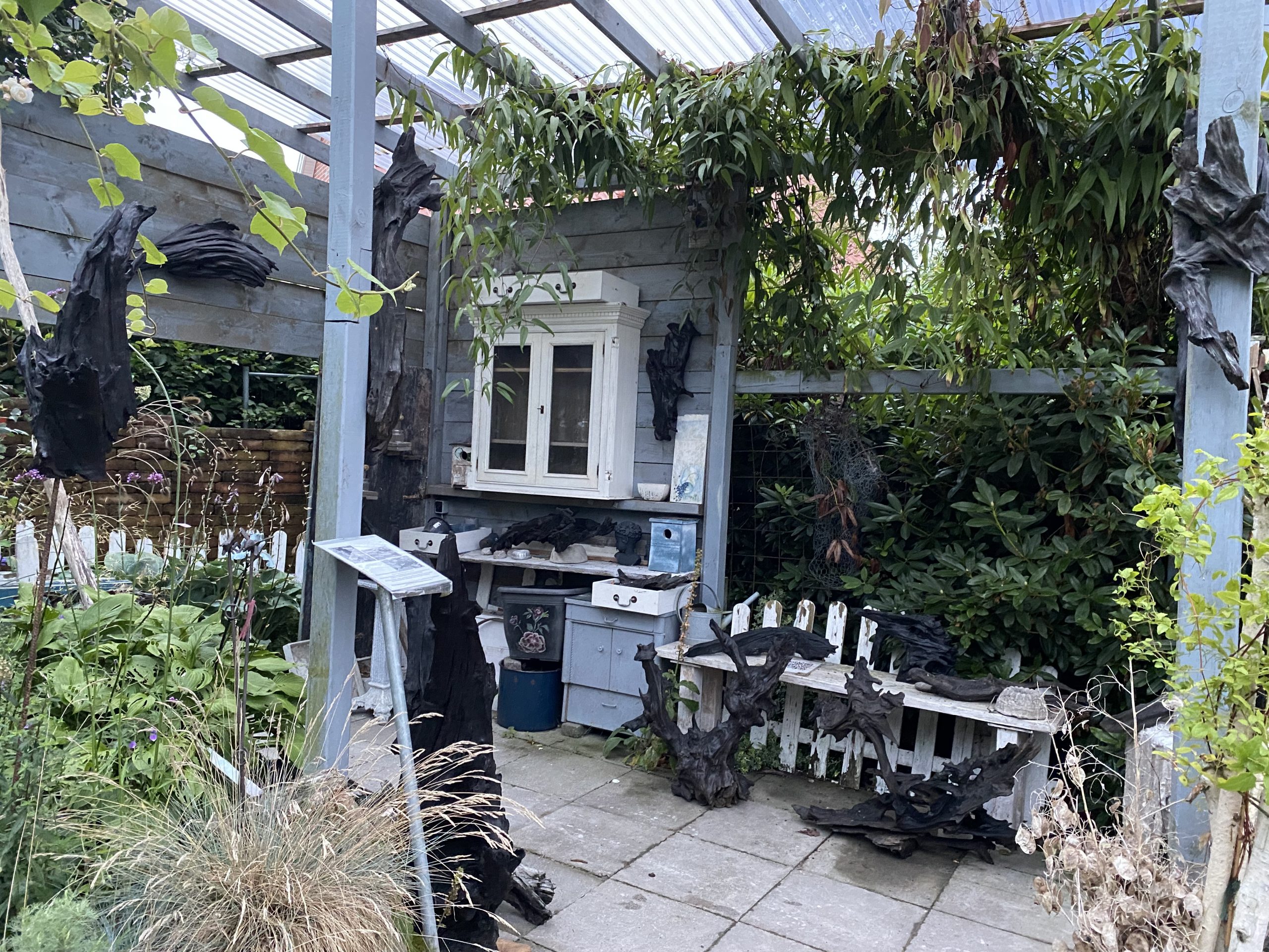 Ein Ausflugsziel für Norddeutschland ist Garten und Kunst de Wolff mit einem Laden, einen Flohmarkt, Dekoscheunen und einen 15 000 qm großen Ideengarten, Zukunftsgarten und Lehrgarten, für viele auch ein Impulsgarten und für Künstler 7 Kunstaussteller ein Schaugarten. Damit ein sehenswertes Ausflugsziel in Ostfriesland, an der Nordsee Norddeutschland direkt am Wasser. Der Garten ist ein Ausflugsziel in Ostfriesland an der Nordseeküste