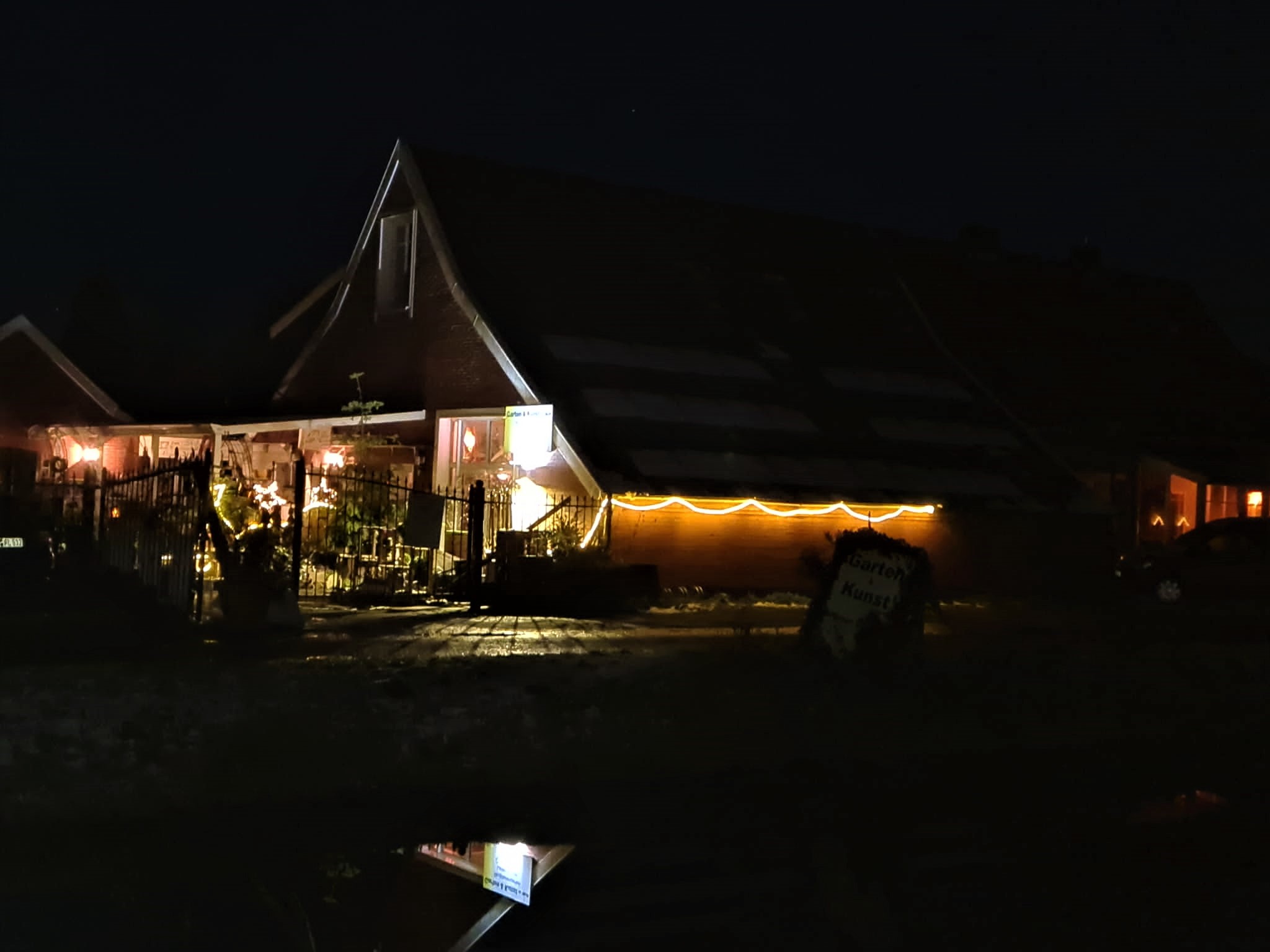 Aktionen und Termin bei Garten und KunstEin Ausflugsziel für Norddeutschland ist Garten und Kunst de Wolff mit einem Laden, einen Flohmarkt, Dekoscheunen und einen 15 000 qm großen Ideengarten, Zukunftsgarten und Lehrgarten, für viele auch ein Impulsgarten und für Künstler 7 Kunstaussteller ein Schaugarten. Damit ein sehenswertes Ausflugsziel in Ostfriesland, an der Nordsee Norddeutschland direkt am Wasser. Der Garten ist ein Ausflugsziel in Ostfriesland an der Nordseeküste