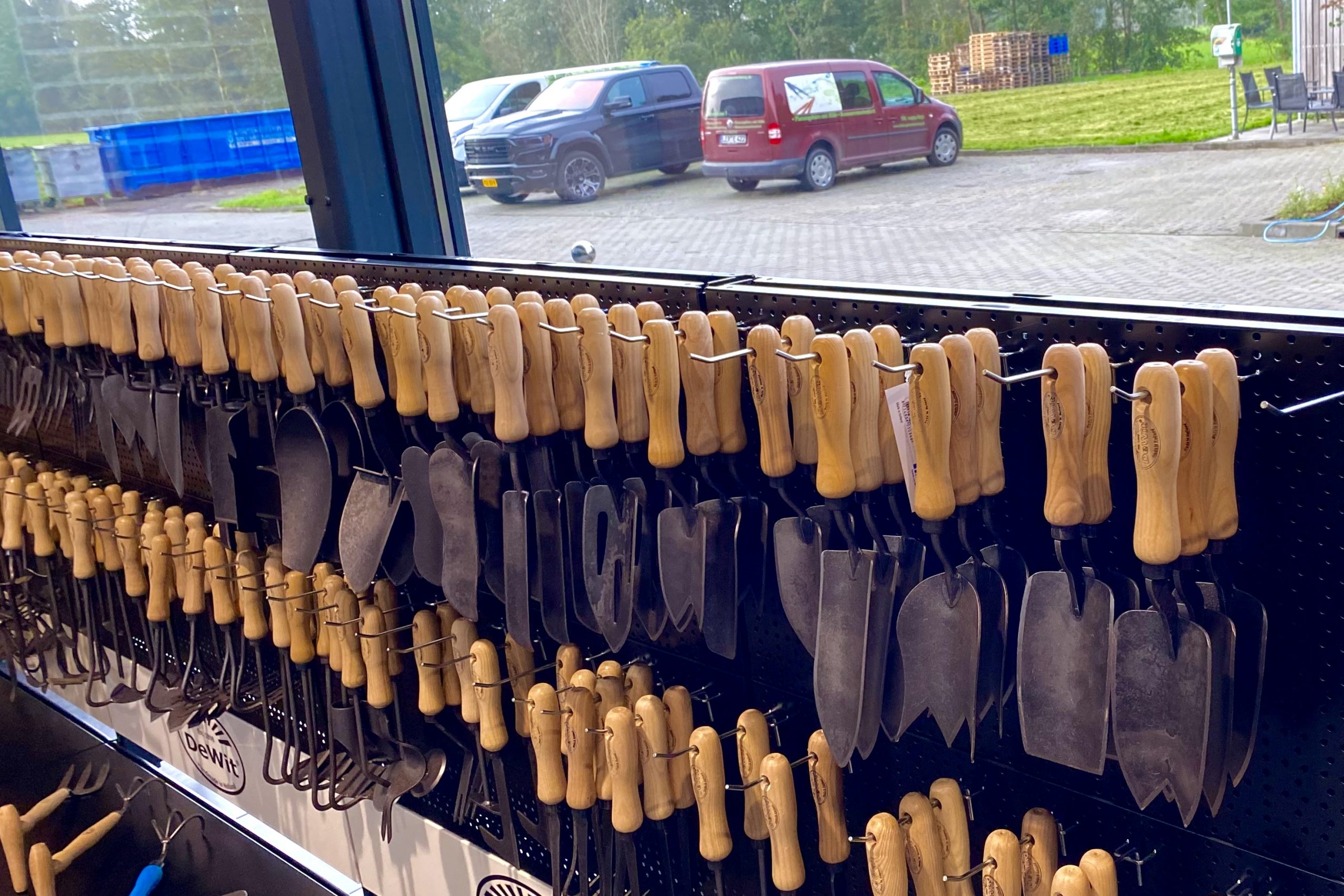 Handgeschmiedetes Werkzeug Gartenwerkzeug von einer Familien Manufaktur aus den Niederlanden gibt es bei Garten und Kunst de Wolff in Ostfriesland zu erwerben