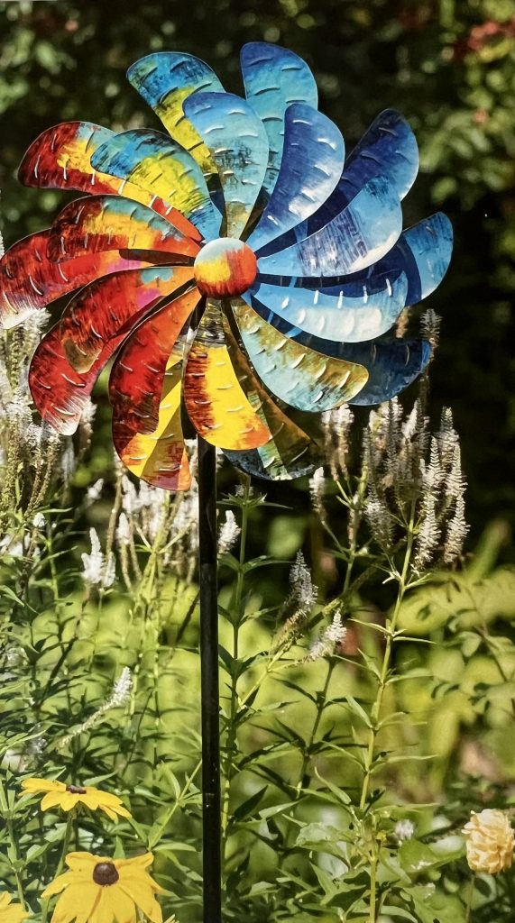 Mit der freien Gartenberatung von Erna de Wolf spart man Zeit und Geld, weil sie maßgeschneiderte, praxisnahe Lösungen bietet, die Fehlkäufe und unnötige Experimente vermeiden. Statt planlos Pflanzen und Materialien zu kaufen, erhält man fundierte Empfehlungen, die genau zum Standort, Budget und Pflegeaufwand passen. Außerdem hilft ihre Expertise, teure Fehler wie falsche Bodenbearbeitung, unpassende Pflanzenauswahl oder ineffiziente Bewässerung zu vermeiden. Durch ihre unabhängige Beratung wird man nicht zu bestimmten Produkten gedrängt, sondern bekommt objektive Tipps, um langfristig einen gesunden, pflegeleichten Garten zu gestalten. Das spart nicht nur Kosten, sondern auch wertvolle Zeit für Korrekturen und Nachbesserungen.