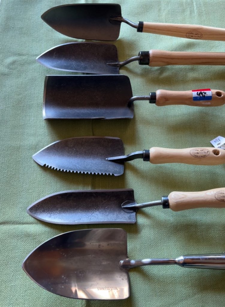 Mehr Informationen gibt es persönlich von der freien Gartenberaterin de Wolff www.freie-Gartenberatung.de von Garten und Kunst de Wolff für das raue Küstenklima in Wilhelmshaven , Cuxhaven, Friesland, Ostfriesland, Norddeich, Norden, Krummhörn, Hage, Berumbur, Großheide freie Gartenberatung Erna de Wolff aus Moormerland Ostfriesland Norddeutschland Niedersachsen Gartenplanung Beratung Gartenideen Garteninspiration von Erna de Wolff Gartenberatung Moormerland und Gartenplanung Ostfriesland Gartengestaltung in Niedersachsen Im Schaugarten Garten und kunst in Ostfriesland zeigt Gartenexperte viele Gartenideen