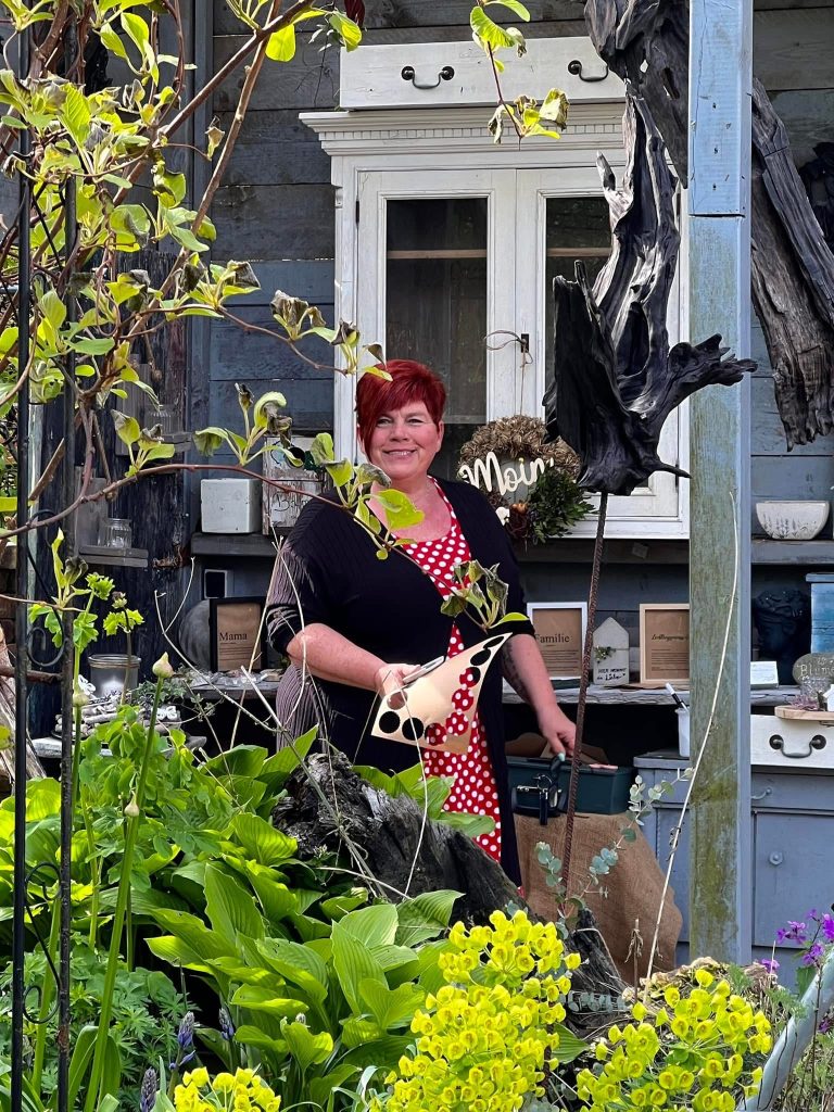 Mehr Informationen gibt es persönlich von der freien Gartenberaterin de Wolff www.freie-Gartenberatung.de von Garten und Kunst de Wolff für das raue Küstenklima in Wilhelmshaven , Cuxhaven, Friesland, Ostfriesland, Norddeich, Norden, Krummhörn, Hage, Berumbur, Großheide freie Gartenberatung Erna de Wolff aus Moormerland Ostfriesland Norddeutschland Niedersachsen Gartenplanung Beratung Gartenideen Garteninspiration von Erna de Wolff Gartenberatung Moormerland und Gartenplanung Ostfriesland Gartengestaltung in Niedersachsen Im Schaugarten Garten und kunst in Ostfriesland zeigt Gartenexperte viele Gartenideen