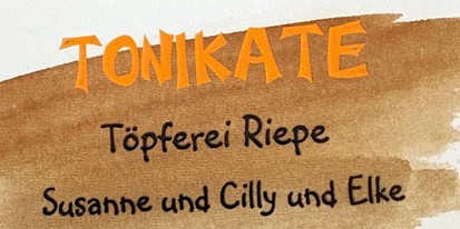 25. & 26. April 2026 – Freie Gartenberatung & Garten & Kunst de Wolff in Jheringsfehn /Ostfriesland Wir laden Sie herzlich ein zur Garten- & Kunstausstellung der Freien Gartenberatung am 25. und 26. April 2026. Freuen Sie sich auf zwei inspirierende Tage rund um Gartenkultur, Kunst, Naturerlebnis, Fachwissen und genussvolle Begegnungen in besonderer Atmosphäre. Zahlreiche Ausstellerinnen und Aussteller präsentieren handgefertigte Unikate, neue Projekte und besondere Produkte aus den Bereichen Metall- und Holzdesign, kreative Kunst, biologische Erzeugnisse und Garteninnovationen. Viele Stände laden zum Probieren, Entdecken und persönlichen Austausch ein – inklusive Prosecco-Angeboten direkt bei ausgewählten Ausstellern. Ein weiterer Höhepunkt ist die große Tombola, der Flohmarkt sowie der Bratwurstverkauf. Die Erlöse aus diesen Aktionen kommen der Kinderbastelaktionshilfe zugute und unterstützen damit gezielt kreative Kinderprojekte. Ergänzend dazu bietet Verena eine Kinder-Yoga-Aktion an. Dieses Angebot ist eigenständig organisiert und unabhängig von Tombola und Spendenaktionen. Auch das Thema Bewegung, Achtsamkeit und Naturerlebnis spielt eine zentrale Rolle: Freuen Sie sich auf Lachyoga, Tai Chi, Waldbaden sowie begleitende Vorträge zu diesen Themen. Zusätzlich werden Saatgutinformationen, praktische Tipps rund um den naturnahen Gartenbau sowie die Vorstellung moderner Gartenwerkzeuge angeboten.
