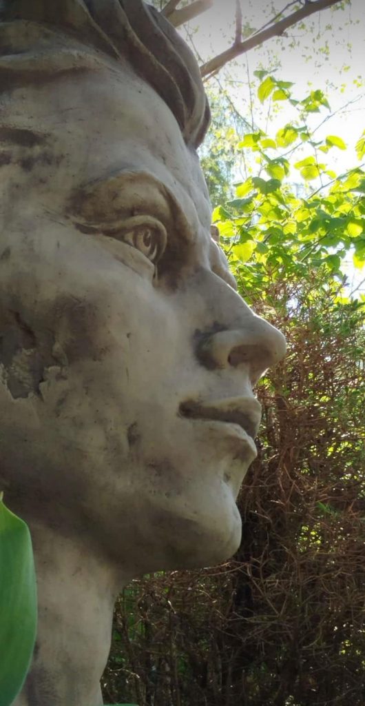 Wir laden Sie herzlich ein zur Garten- & Kunstausstellung der Freien Gartenberatung am 25. und 26. April 2026. Freuen Sie sich auf zwei inspirierende Tage rund um Gartenkultur, Kunst, Naturerlebnis, Fachwissen und genussvolle Begegnungen in besonderer Atmosphäre. Zahlreiche Ausstellerinnen und Aussteller präsentieren handgefertigte Unikate, neue Projekte und besondere Produkte aus den Bereichen Metall- und Holzdesign, kreative Kunst, biologische Erzeugnisse und Garteninnovationen. Viele Stände laden zum Probieren, Entdecken und persönlichen Austausch ein – inklusive Prosecco-Angeboten direkt bei ausgewählten Ausstellern. Ein weiterer Höhepunkt ist die große Tombola, der Flohmarkt sowie der Bratwurstverkauf. Die Erlöse aus diesen Aktionen kommen der Kinderbastelaktionshilfe zugute und unterstützen damit gezielt kreative Kinderprojekte. Ergänzend dazu bietet Verena eine Kinder-Yoga-Aktion an. Dieses Angebot ist eigenständig organisiert und unabhängig von Tombola und Spendenaktionen. Auch das Thema Bewegung, Achtsamkeit und Naturerlebnis spielt eine zentrale Rolle: Freuen Sie sich auf Lachyoga, Tai Chi, Waldbaden sowie begleitende Vorträge zu diesen Themen. Zusätzlich werden Saatgutinformationen, praktische Tipps rund um den naturnahen Gartenbau sowie die Vorstellung moderner Gartenwerkzeuge angeboten. Kulinarisch wird die Veranstaltung von den Ausstellern selbst begleitet: Mit Kaffee und Kuchen, deren Erlös direkt der Unterstützung der Veranstaltung zugutekommt – ein gemeinschaftliches Engagement aller Beteiligten. Hinweis zur Barrierefreiheit: Das Veranstaltungsgelände ist ein naturnaher Gartenbereich und daher nur eingeschränkt rollstuhlgerecht sowie nur bedingt für Menschen mit Mobilitätseinschränkungen geeignet.