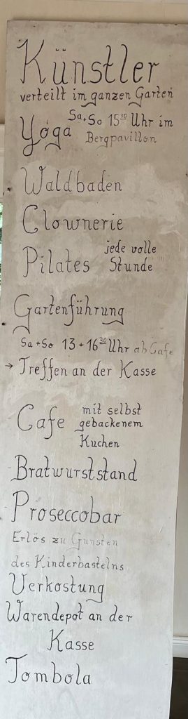 25. & 26. April 2026 – Freie Gartenberatung & Garten & Kunst de Wolff in Jheringsfehn /Ostfriesland Wir laden Sie herzlich ein zur Garten- & Kunstausstellung der Freien Gartenberatung am 25. und 26. April 2026. Freuen Sie sich auf zwei inspirierende Tage rund um Gartenkultur, Kunst, Naturerlebnis, Fachwissen und genussvolle Begegnungen in besonderer Atmosphäre. Zahlreiche Ausstellerinnen und Aussteller präsentieren handgefertigte Unikate, neue Projekte und besondere Produkte aus den Bereichen Metall- und Holzdesign, kreative Kunst, biologische Erzeugnisse und Garteninnovationen. Viele Stände laden zum Probieren, Entdecken und persönlichen Austausch ein – inklusive Prosecco-Angeboten direkt bei ausgewählten Ausstellern. Ein weiterer Höhepunkt ist die große Tombola, der Flohmarkt sowie der Bratwurstverkauf. Die Erlöse aus diesen Aktionen kommen der Kinderbastelaktionshilfe zugute und unterstützen damit gezielt kreative Kinderprojekte. Ergänzend dazu bietet Verena eine Kinder-Yoga-Aktion an. Dieses Angebot ist eigenständig organisiert und unabhängig von Tombola und Spendenaktionen. Auch das Thema Bewegung, Achtsamkeit und Naturerlebnis spielt eine zentrale Rolle: Freuen Sie sich auf Lachyoga, Tai Chi, Waldbaden sowie begleitende Vorträge zu diesen Themen. Zusätzlich werden Saatgutinformationen, praktische Tipps rund um den naturnahen Gartenbau sowie die Vorstellung moderner Gartenwerkzeuge angeboten.