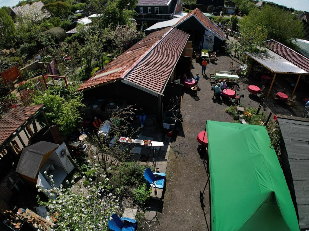 25. & 26. April 2026 – Freie Gartenberatung & Garten & Kunst de Wolff in Jheringsfehn /Ostfriesland Wir laden Sie herzlich ein zur Garten- & Kunstausstellung der Freien Gartenberatung am 25. und 26. April 2026. Freuen Sie sich auf zwei inspirierende Tage rund um Gartenkultur, Kunst, Naturerlebnis, Fachwissen und genussvolle Begegnungen in besonderer Atmosphäre. Zahlreiche Ausstellerinnen und Aussteller präsentieren handgefertigte Unikate, neue Projekte und besondere Produkte aus den Bereichen Metall- und Holzdesign, kreative Kunst, biologische Erzeugnisse und Garteninnovationen. Viele Stände laden zum Probieren, Entdecken und persönlichen Austausch ein – inklusive Prosecco-Angeboten direkt bei ausgewählten Ausstellern. Ein weiterer Höhepunkt ist die große Tombola, der Flohmarkt sowie der Bratwurstverkauf. Die Erlöse aus diesen Aktionen kommen der Kinderbastelaktionshilfe zugute und unterstützen damit gezielt kreative Kinderprojekte. Ergänzend dazu bietet Verena eine Kinder-Yoga-Aktion an. Dieses Angebot ist eigenständig organisiert und unabhängig von Tombola und Spendenaktionen. Auch das Thema Bewegung, Achtsamkeit und Naturerlebnis spielt eine zentrale Rolle: Freuen Sie sich auf Lachyoga, Tai Chi, Waldbaden sowie begleitende Vorträge zu diesen Themen. Zusätzlich werden Saatgutinformationen, praktische Tipps rund um den naturnahen Gartenbau sowie die Vorstellung moderner Gartenwerkzeuge angeboten.