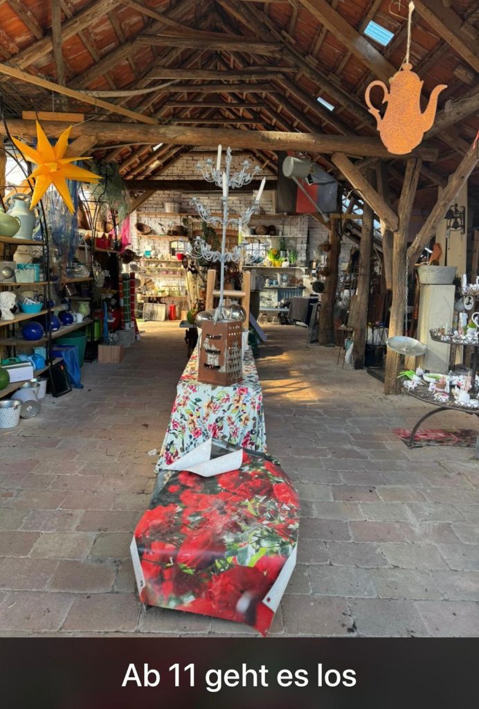 25. & 26. April 2026 – Freie Gartenberatung & Garten & Kunst de Wolff in Jheringsfehn /Ostfriesland Wir laden Sie herzlich ein zur Garten- & Kunstausstellung der Freien Gartenberatung am 25. und 26. April 2026. Freuen Sie sich auf zwei inspirierende Tage rund um Gartenkultur, Kunst, Naturerlebnis, Fachwissen und genussvolle Begegnungen in besonderer Atmosphäre. Zahlreiche Ausstellerinnen und Aussteller präsentieren handgefertigte Unikate, neue Projekte und besondere Produkte aus den Bereichen Metall- und Holzdesign, kreative Kunst, biologische Erzeugnisse und Garteninnovationen. Viele Stände laden zum Probieren, Entdecken und persönlichen Austausch ein – inklusive Prosecco-Angeboten direkt bei ausgewählten Ausstellern. Ein weiterer Höhepunkt ist die große Tombola, der Flohmarkt sowie der Bratwurstverkauf. Die Erlöse aus diesen Aktionen kommen der Kinderbastelaktionshilfe zugute und unterstützen damit gezielt kreative Kinderprojekte. Ergänzend dazu bietet Verena eine Kinder-Yoga-Aktion an. Dieses Angebot ist eigenständig organisiert und unabhängig von Tombola und Spendenaktionen. Auch das Thema Bewegung, Achtsamkeit und Naturerlebnis spielt eine zentrale Rolle: Freuen Sie sich auf Lachyoga, Tai Chi, Waldbaden sowie begleitende Vorträge zu diesen Themen. Zusätzlich werden Saatgutinformationen, praktische Tipps rund um den naturnahen Gartenbau sowie die Vorstellung moderner Gartenwerkzeuge angeboten.