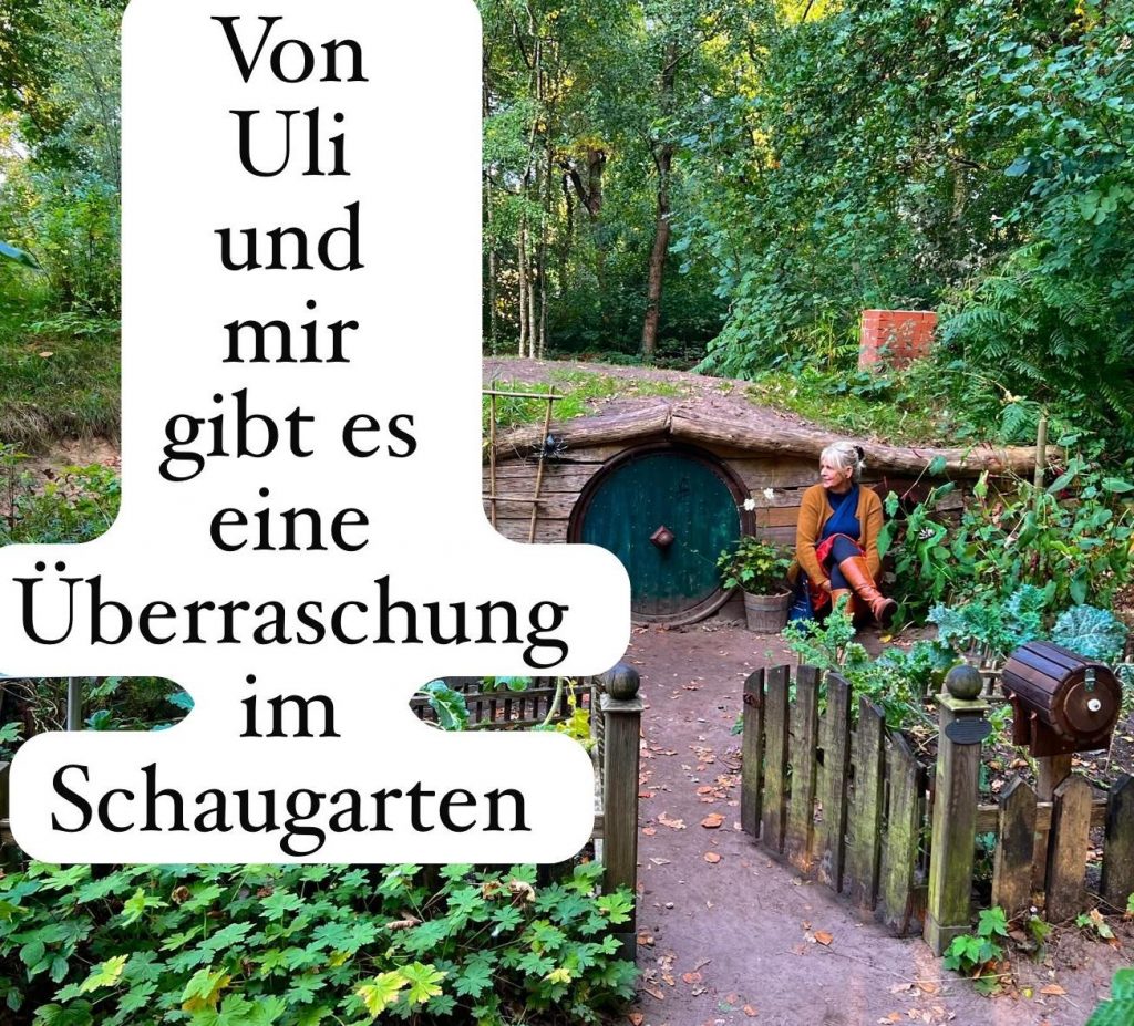 Wir laden Sie herzlich ein zur Garten- & Kunstausstellung der Freien Gartenberatung am 25. und 26. April 2026. Freuen Sie sich auf zwei inspirierende Tage rund um Gartenkultur, Kunst, Naturerlebnis, Fachwissen und genussvolle Begegnungen in besonderer Atmosphäre. Zahlreiche Ausstellerinnen und Aussteller präsentieren handgefertigte Unikate, neue Projekte und besondere Produkte aus den Bereichen Metall- und Holzdesign, kreative Kunst, biologische Erzeugnisse und Garteninnovationen. Viele Stände laden zum Probieren, Entdecken und persönlichen Austausch ein – inklusive Prosecco-Angeboten direkt bei ausgewählten Ausstellern. Ein weiterer Höhepunkt ist die große Tombola, der Flohmarkt sowie der Bratwurstverkauf. Die Erlöse aus diesen Aktionen kommen der Kinderbastelaktionshilfe zugute und unterstützen damit gezielt kreative Kinderprojekte. Ergänzend dazu bietet Verena eine Kinder-Yoga-Aktion an. Dieses Angebot ist eigenständig organisiert und unabhängig von Tombola und Spendenaktionen. Auch das Thema Bewegung, Achtsamkeit und Naturerlebnis spielt eine zentrale Rolle: Freuen Sie sich auf Lachyoga, Tai Chi, Waldbaden sowie begleitende Vorträge zu diesen Themen. Zusätzlich werden Saatgutinformationen, praktische Tipps rund um den naturnahen Gartenbau sowie die Vorstellung moderner Gartenwerkzeuge angeboten. Kulinarisch wird die Veranstaltung von den Ausstellern selbst begleitet: Mit Kaffee und Kuchen, deren Erlös direkt der Unterstützung der Veranstaltung zugutekommt – ein gemeinschaftliches Engagement aller Beteiligten. Hinweis zur Barrierefreiheit: Das Veranstaltungsgelände ist ein naturnaher Gartenbereich und daher nur eingeschränkt rollstuhlgerecht sowie nur bedingt für Menschen mit Mobilitätseinschränkungen geeignet.