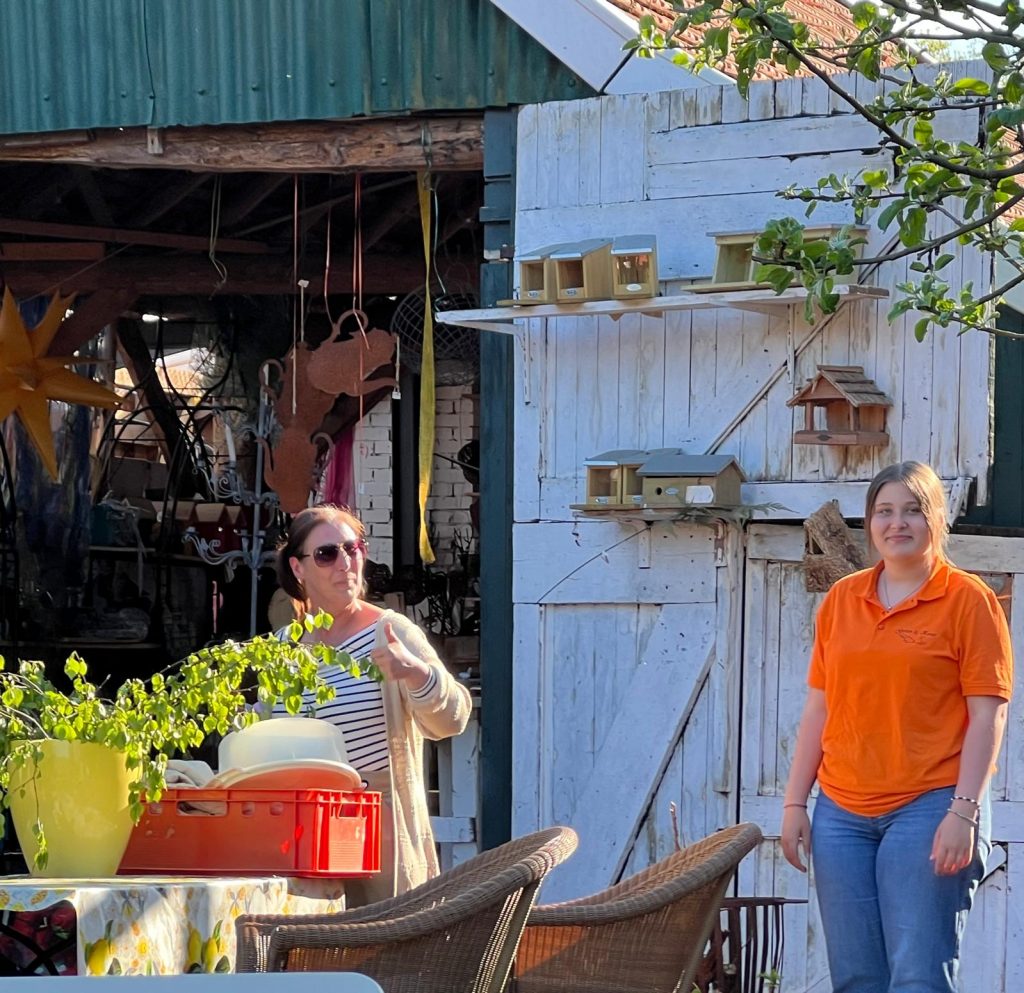 Wir laden Sie herzlich ein zur Garten- & Kunstausstellung der Freien Gartenberatung am 25. und 26. April 2026. Freuen Sie sich auf zwei inspirierende Tage rund um Gartenkultur, Kunst, Naturerlebnis, Fachwissen und genussvolle Begegnungen in besonderer Atmosphäre. Zahlreiche Ausstellerinnen und Aussteller präsentieren handgefertigte Unikate, neue Projekte und besondere Produkte aus den Bereichen Metall- und Holzdesign, kreative Kunst, biologische Erzeugnisse und Garteninnovationen. Viele Stände laden zum Probieren, Entdecken und persönlichen Austausch ein – inklusive Prosecco-Angeboten direkt bei ausgewählten Ausstellern. Ein weiterer Höhepunkt ist die große Tombola, der Flohmarkt sowie der Bratwurstverkauf. Die Erlöse aus diesen Aktionen kommen der Kinderbastelaktionshilfe zugute und unterstützen damit gezielt kreative Kinderprojekte. Ergänzend dazu bietet Verena eine Kinder-Yoga-Aktion an. Dieses Angebot ist eigenständig organisiert und unabhängig von Tombola und Spendenaktionen. Auch das Thema Bewegung, Achtsamkeit und Naturerlebnis spielt eine zentrale Rolle: Freuen Sie sich auf Lachyoga, Tai Chi, Waldbaden sowie begleitende Vorträge zu diesen Themen. Zusätzlich werden Saatgutinformationen, praktische Tipps rund um den naturnahen Gartenbau sowie die Vorstellung moderner Gartenwerkzeuge angeboten. Kulinarisch wird die Veranstaltung von den Ausstellern selbst begleitet: Mit Kaffee und Kuchen, deren Erlös direkt der Unterstützung der Veranstaltung zugutekommt – ein gemeinschaftliches Engagement aller Beteiligten. Hinweis zur Barrierefreiheit: Das Veranstaltungsgelände ist ein naturnaher Gartenbereich und daher nur eingeschränkt rollstuhlgerecht sowie nur bedingt für Menschen mit Mobilitätseinschränkungen geeignet.